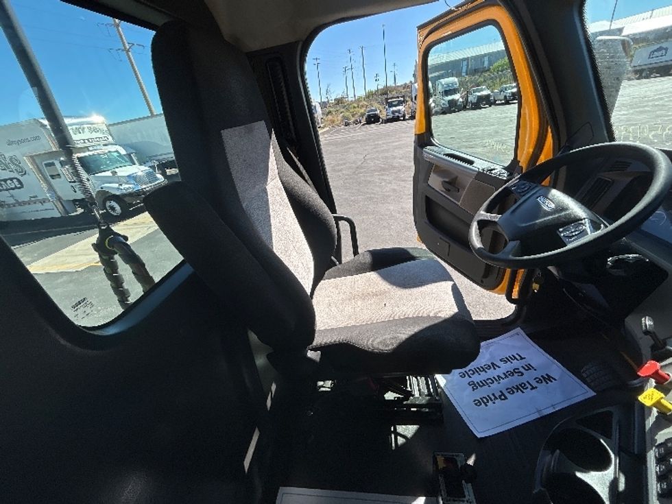 Day Cab Tractor-Heavy Duty Tractors-Freightliner-2020-T11664ST-Denver-CO-409,102\n\t\tmiles-$ 45,250 - Image 14