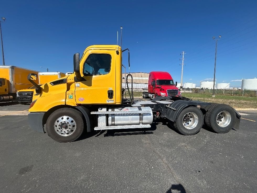Day Cab Tractor-Heavy Duty Tractors-Freightliner-2020-T11664ST-Denver-CO-409,102\n\t\tmiles-$ 45,250 - Image 4