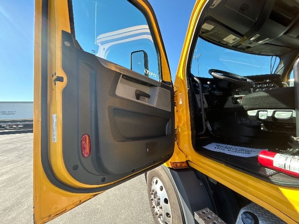 Day Cab Tractor-Heavy Duty Tractors-Freightliner-2020-T11664ST-Denver-CO-409,102\n\t\tmiles-$ 45,250 - Image 9