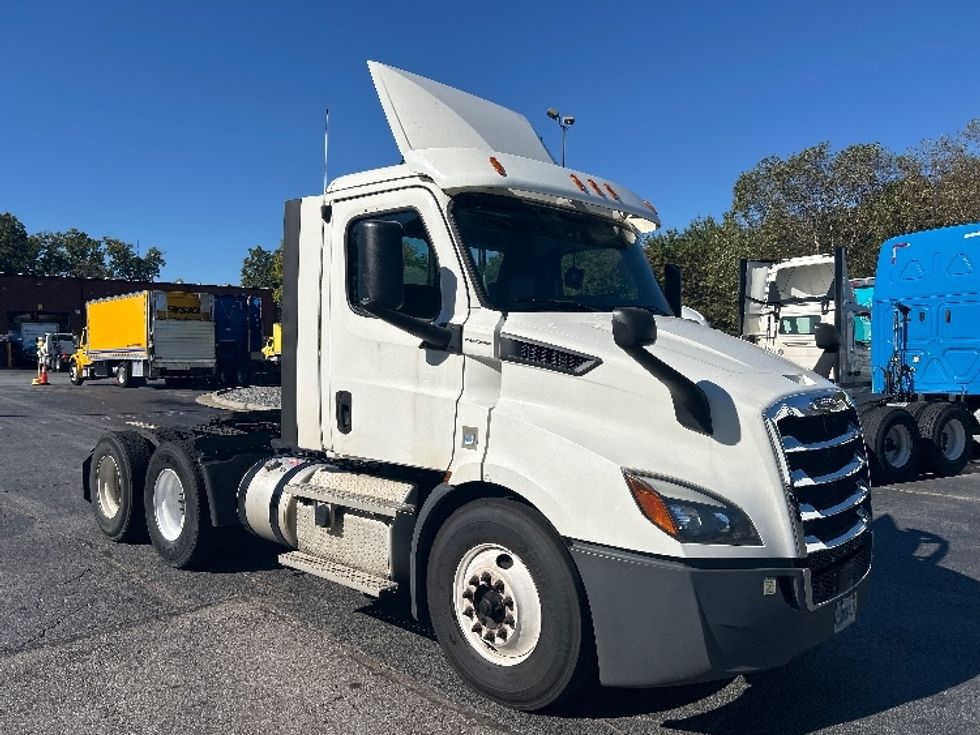 Day Cab Tractor-Heavy Duty Tractors-Freightliner-2020-T11664ST-Duluth-GA-343,616\n\t\tmiles-$ 52,250 - Image 1