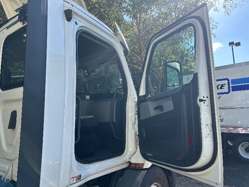 Day Cab Tractor-Heavy Duty Tractors-Freightliner-2020-T11664ST-Duluth-GA-343,616\n\t\tmiles-$ 52,250 - Image 12