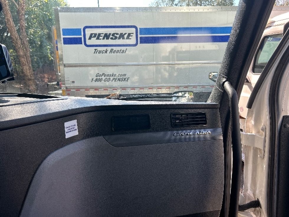 Day Cab Tractor-Heavy Duty Tractors-Freightliner-2020-T11664ST-Duluth-GA-343,616\n\t\tmiles-$ 52,250 - Image 13