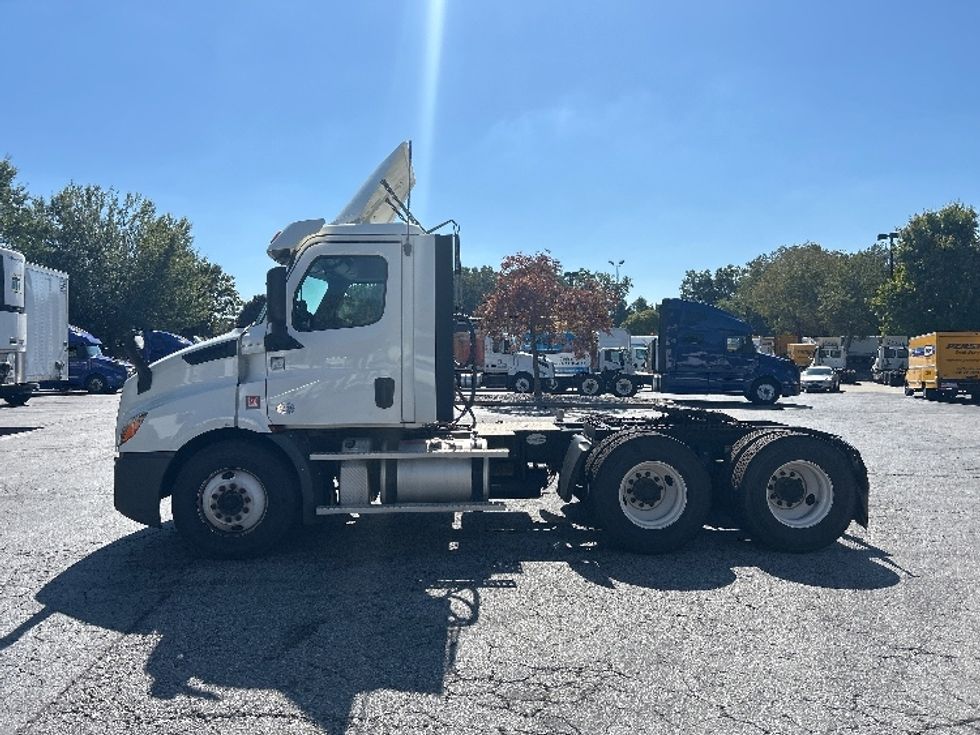 Day Cab Tractor-Heavy Duty Tractors-Freightliner-2020-T11664ST-Duluth-GA-343,616\n\t\tmiles-$ 52,250 - Image 4