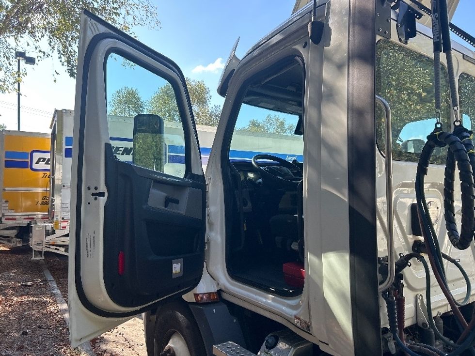 Day Cab Tractor-Heavy Duty Tractors-Freightliner-2020-T11664ST-Duluth-GA-343,616\n\t\tmiles-$ 52,250 - Image 9