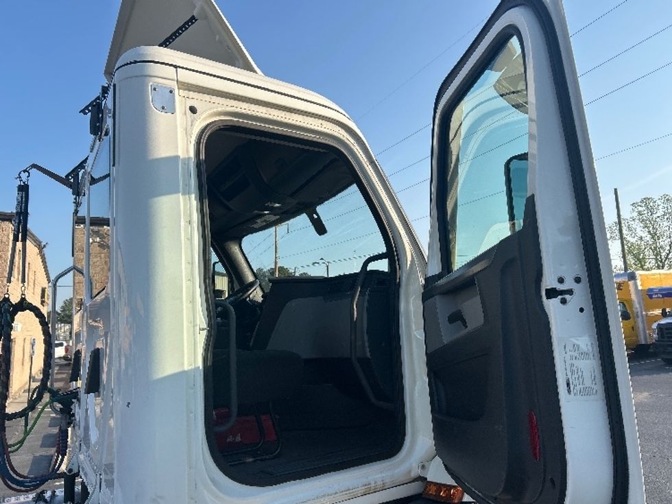 Day Cab Tractor-Heavy Duty Tractors-Freightliner-2020-T11664ST-Duluth-GA-486,749\n\t\tmiles-$ 44,500 - Image 12
