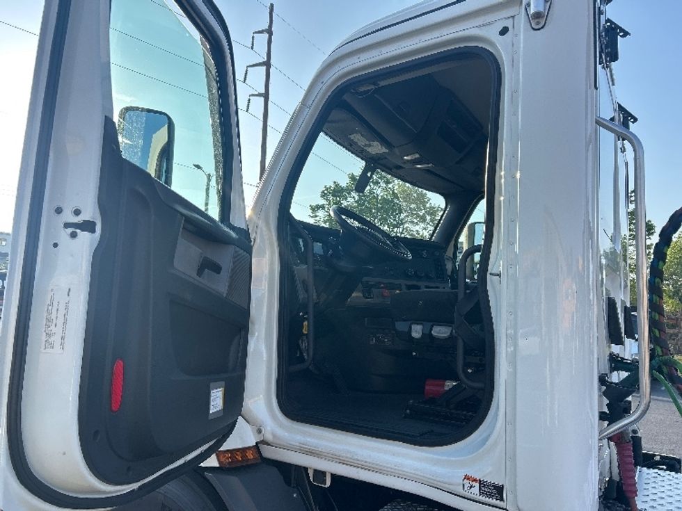 Day Cab Tractor-Heavy Duty Tractors-Freightliner-2020-T11664ST-Duluth-GA-486,749\n\t\tmiles-$ 44,500 - Image 9