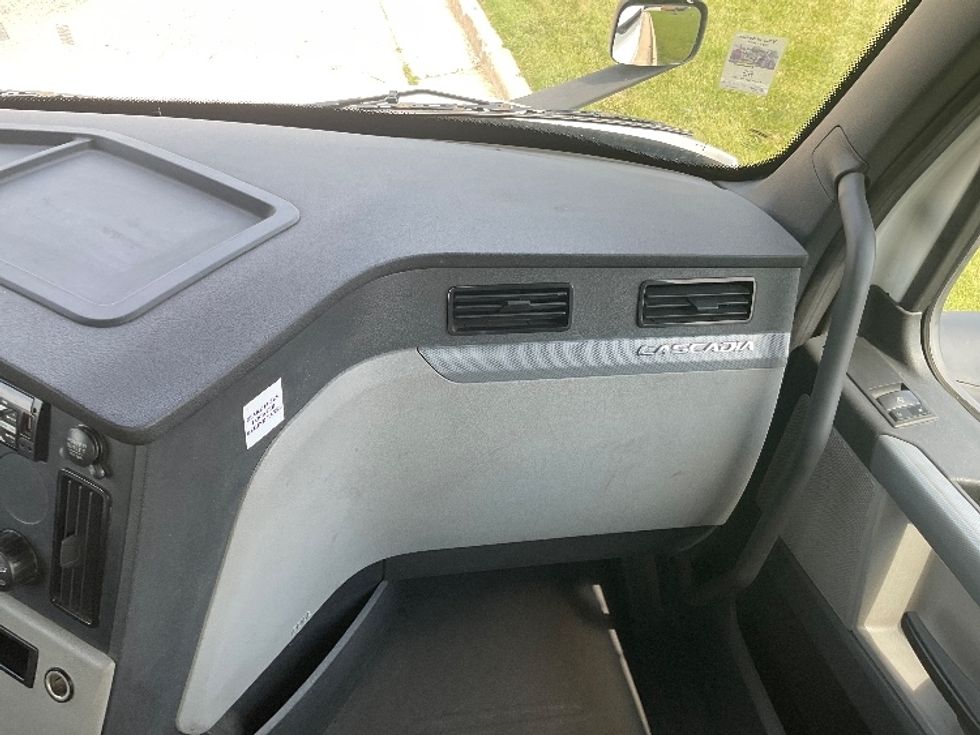 Day Cab Tractor-Heavy Duty Tractors-Freightliner-2020-T11664ST-East Chicago-IN-122,298\n\t\tmiles-$ 64,750 - Image 13