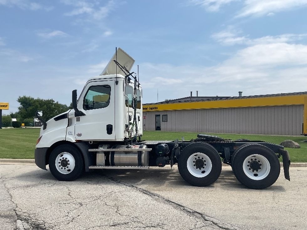 Day Cab Tractor-Heavy Duty Tractors-Freightliner-2020-T11664ST-East Chicago-IN-122,298\n\t\tmiles-$ 64,750 - Image 4