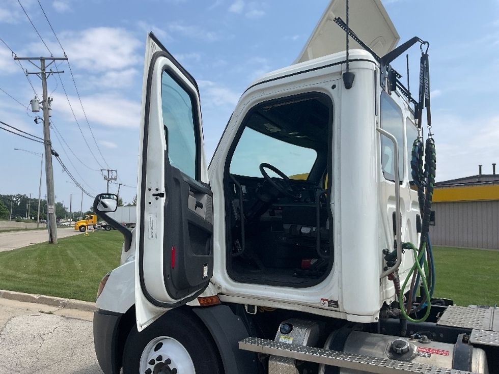 Day Cab Tractor-Heavy Duty Tractors-Freightliner-2020-T11664ST-East Chicago-IN-122,298\n\t\tmiles-$ 64,750 - Image 9