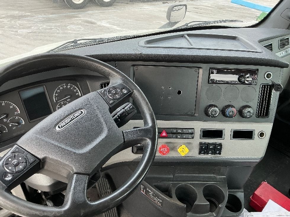 Day Cab Tractor-Heavy Duty Tractors-Freightliner-2020-T11664ST-East Chicago-IN-194,628\n\t\tmiles-$ 56,750 - Image 11