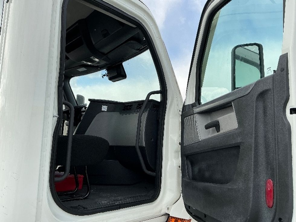 Day Cab Tractor-Heavy Duty Tractors-Freightliner-2020-T11664ST-East Chicago-IN-194,628\n\t\tmiles-$ 56,750 - Image 12