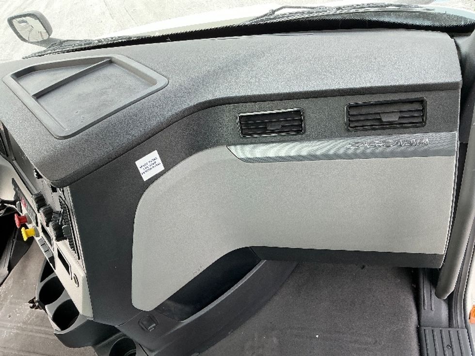 Day Cab Tractor-Heavy Duty Tractors-Freightliner-2020-T11664ST-East Chicago-IN-194,628\n\t\tmiles-$ 56,750 - Image 13