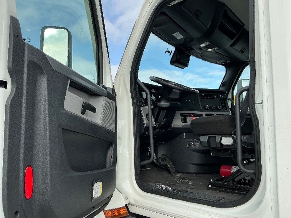 Day Cab Tractor-Heavy Duty Tractors-Freightliner-2020-T11664ST-East Chicago-IN-194,628\n\t\tmiles-$ 56,750 - Image 9