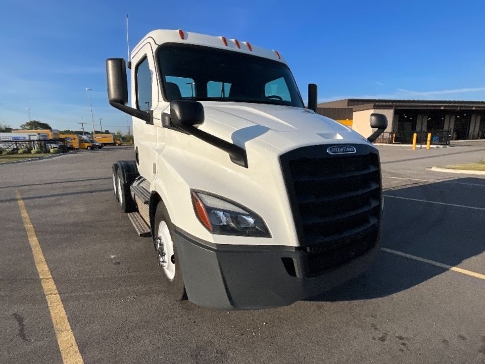 Day Cab Tractor-Heavy Duty Tractors-Freightliner-2020-T11664ST-East Chicago-IN-207,174\n\t\tmiles-$ 60,000 - Image 1