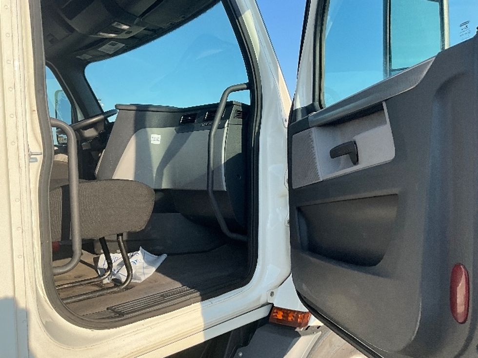 Day Cab Tractor-Heavy Duty Tractors-Freightliner-2020-T11664ST-East Chicago-IN-207,174\n\t\tmiles-$ 60,000 - Image 12