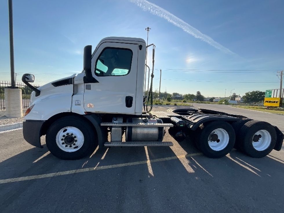 Day Cab Tractor-Heavy Duty Tractors-Freightliner-2020-T11664ST-East Chicago-IN-207,174\n\t\tmiles-$ 60,000 - Image 4