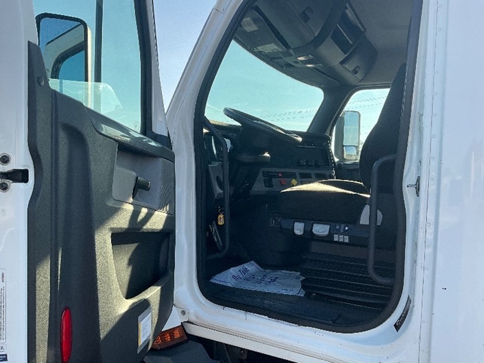 Day Cab Tractor-Heavy Duty Tractors-Freightliner-2020-T11664ST-East Chicago-IN-207,174\n\t\tmiles-$ 60,000 - Image 9