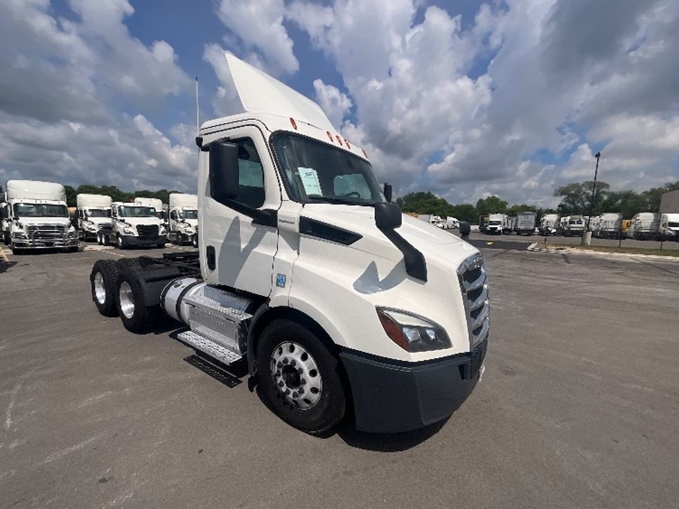 Day Cab Tractor-Heavy Duty Tractors-Freightliner-2020-T11664ST-East Chicago-IN-210,500\n\t\tmiles-$ 61,750 - Image 1