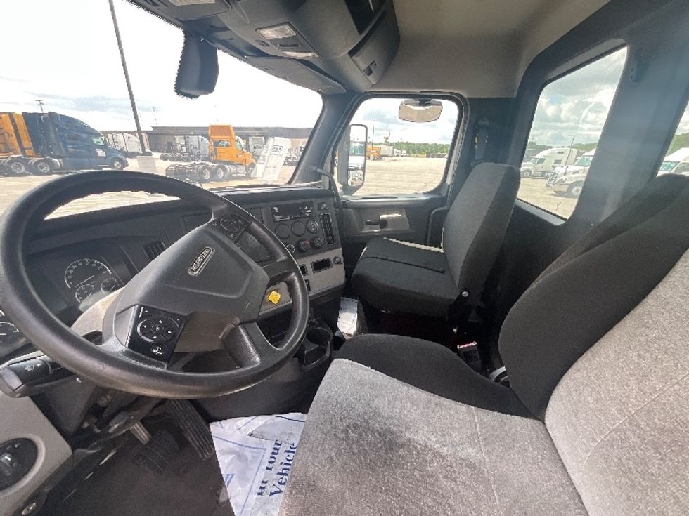 Day Cab Tractor-Heavy Duty Tractors-Freightliner-2020-T11664ST-East Chicago-IN-210,500\n\t\tmiles-$ 61,750 - Image 10