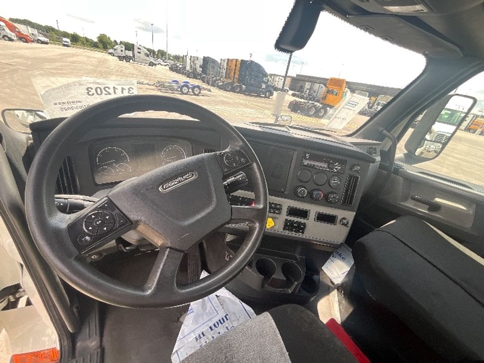 Day Cab Tractor-Heavy Duty Tractors-Freightliner-2020-T11664ST-East Chicago-IN-210,500\n\t\tmiles-$ 61,750 - Image 11