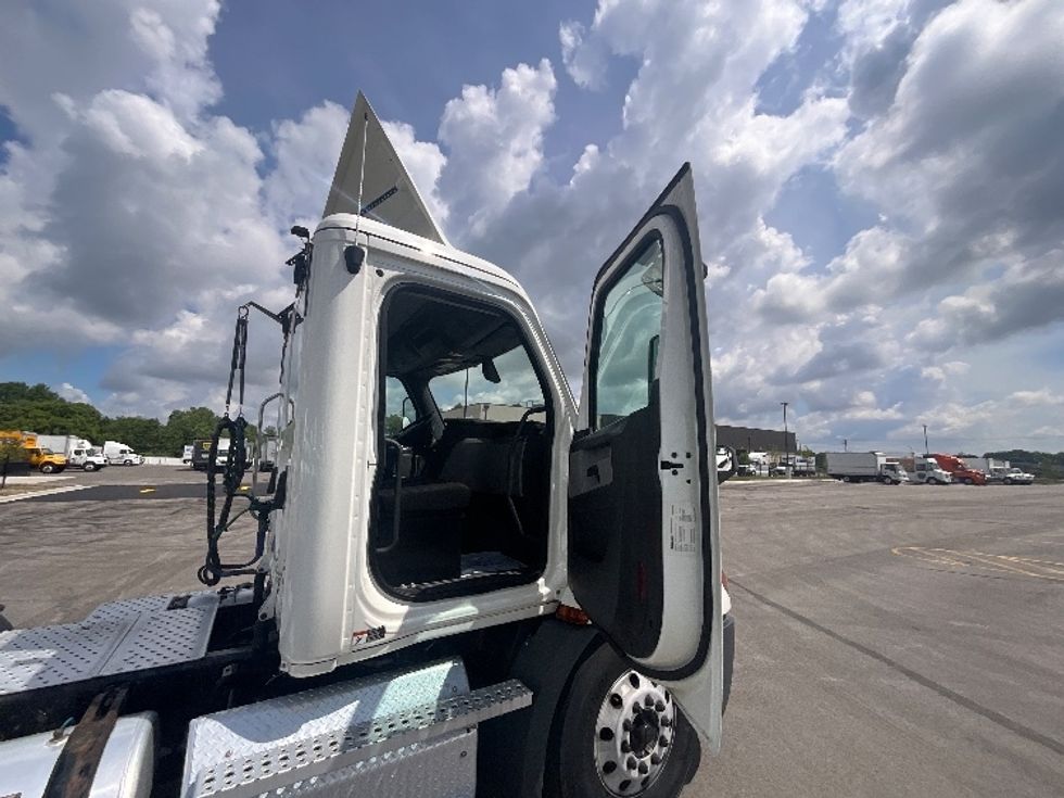 Day Cab Tractor-Heavy Duty Tractors-Freightliner-2020-T11664ST-East Chicago-IN-210,500\n\t\tmiles-$ 61,750 - Image 12