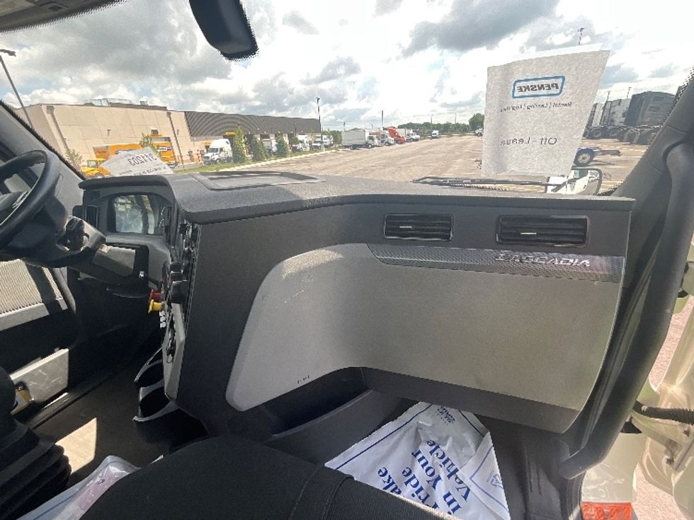 Day Cab Tractor-Heavy Duty Tractors-Freightliner-2020-T11664ST-East Chicago-IN-210,500\n\t\tmiles-$ 61,750 - Image 13