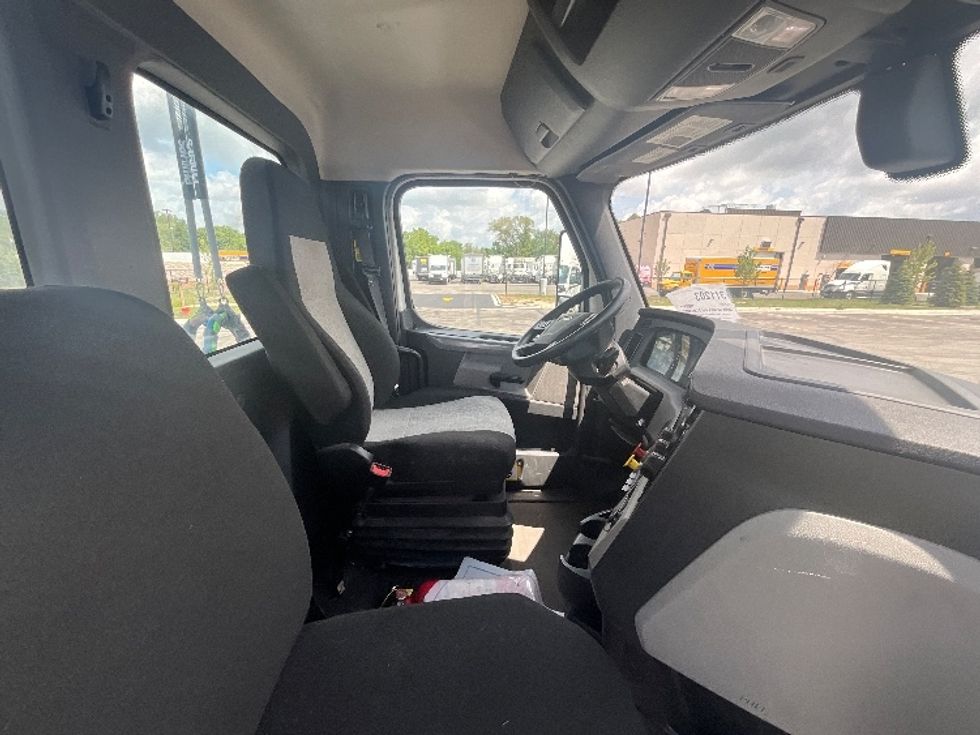 Day Cab Tractor-Heavy Duty Tractors-Freightliner-2020-T11664ST-East Chicago-IN-210,500\n\t\tmiles-$ 61,750 - Image 14