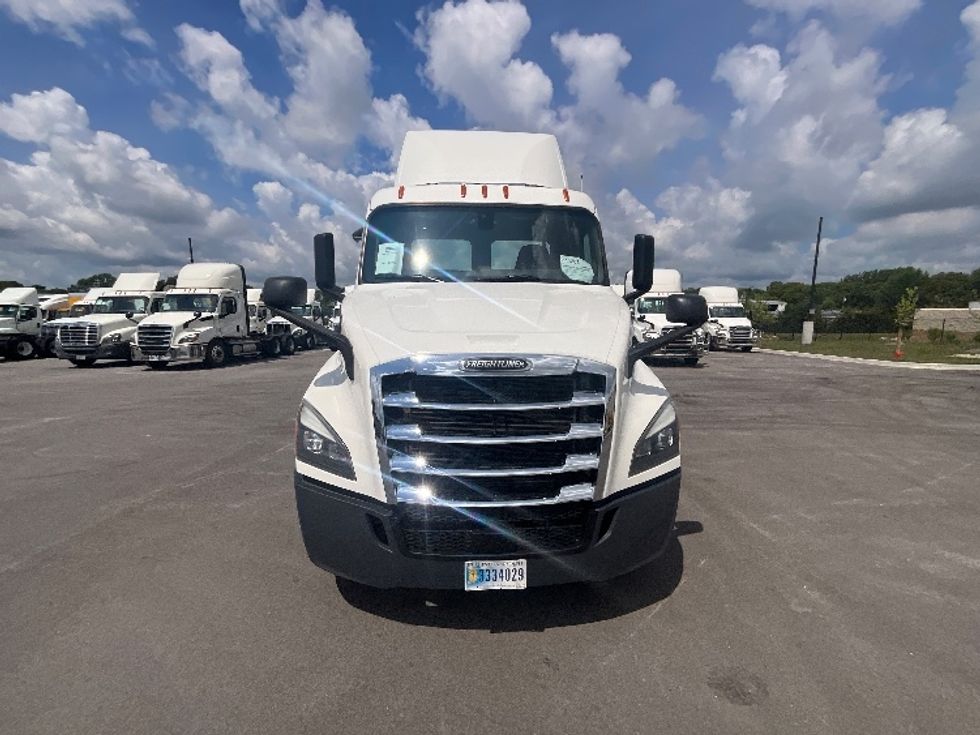 Day Cab Tractor-Heavy Duty Tractors-Freightliner-2020-T11664ST-East Chicago-IN-210,500\n\t\tmiles-$ 61,750 - Image 2