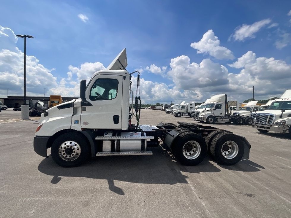 Day Cab Tractor-Heavy Duty Tractors-Freightliner-2020-T11664ST-East Chicago-IN-210,500\n\t\tmiles-$ 61,750 - Image 4