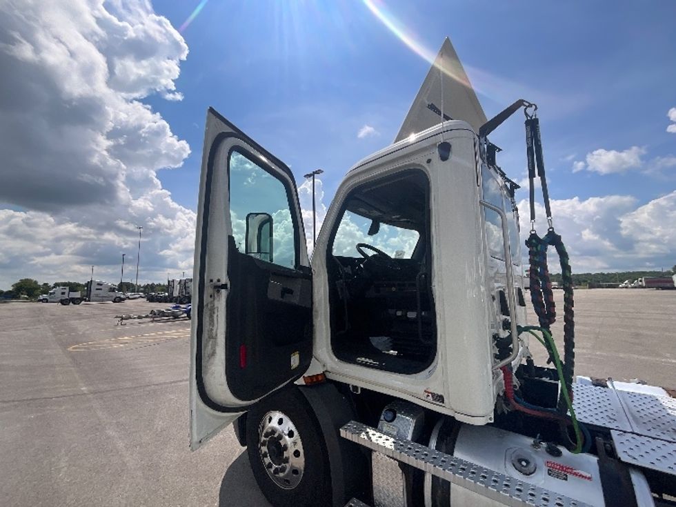 Day Cab Tractor-Heavy Duty Tractors-Freightliner-2020-T11664ST-East Chicago-IN-210,500\n\t\tmiles-$ 61,750 - Image 9