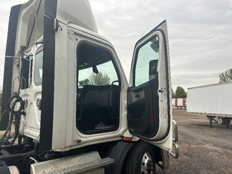 Day Cab Tractor-Heavy Duty Tractors-Freightliner-2020-T11664ST-East Chicago-IN-256,388\n\t\tmiles-$ 56,000 - Image 12