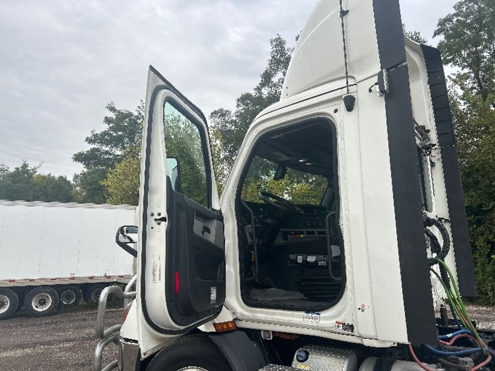 Day Cab Tractor-Heavy Duty Tractors-Freightliner-2020-T11664ST-East Chicago-IN-256,388\n\t\tmiles-$ 56,000 - Image 9