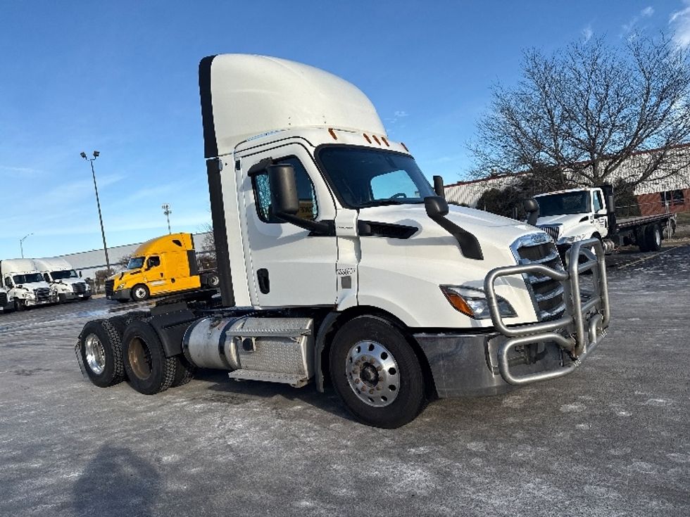 Day Cab Tractor-Heavy Duty Tractors-Freightliner-2020-T11664ST-East Chicago-IN-276,854\n\t\tmiles-$ 54,750 - Image 1