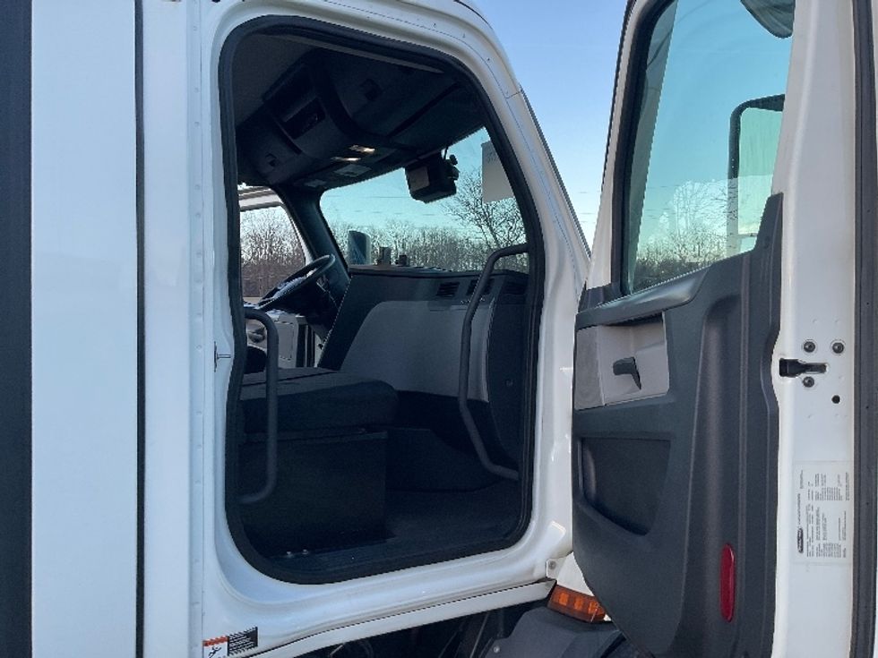 Day Cab Tractor-Heavy Duty Tractors-Freightliner-2020-T11664ST-East Chicago-IN-319,840\n\t\tmiles-$ 51,750 - Image 12