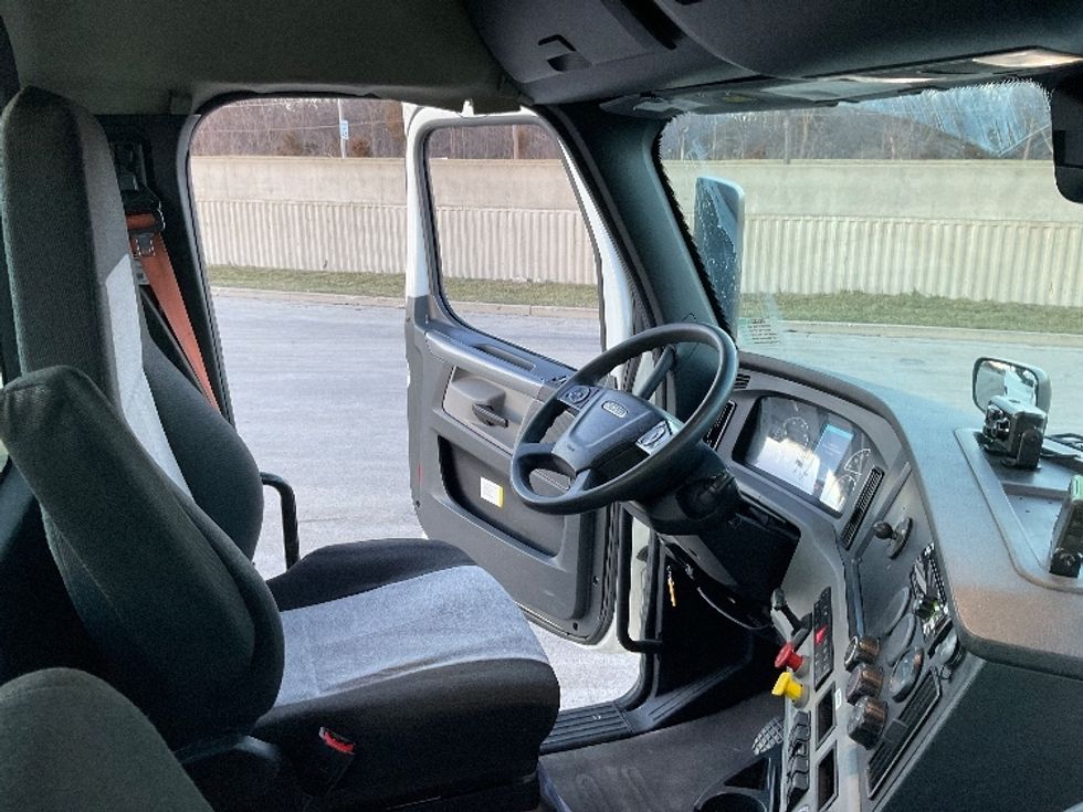 Day Cab Tractor-Heavy Duty Tractors-Freightliner-2020-T11664ST-East Chicago-IN-319,840\n\t\tmiles-$ 51,750 - Image 14