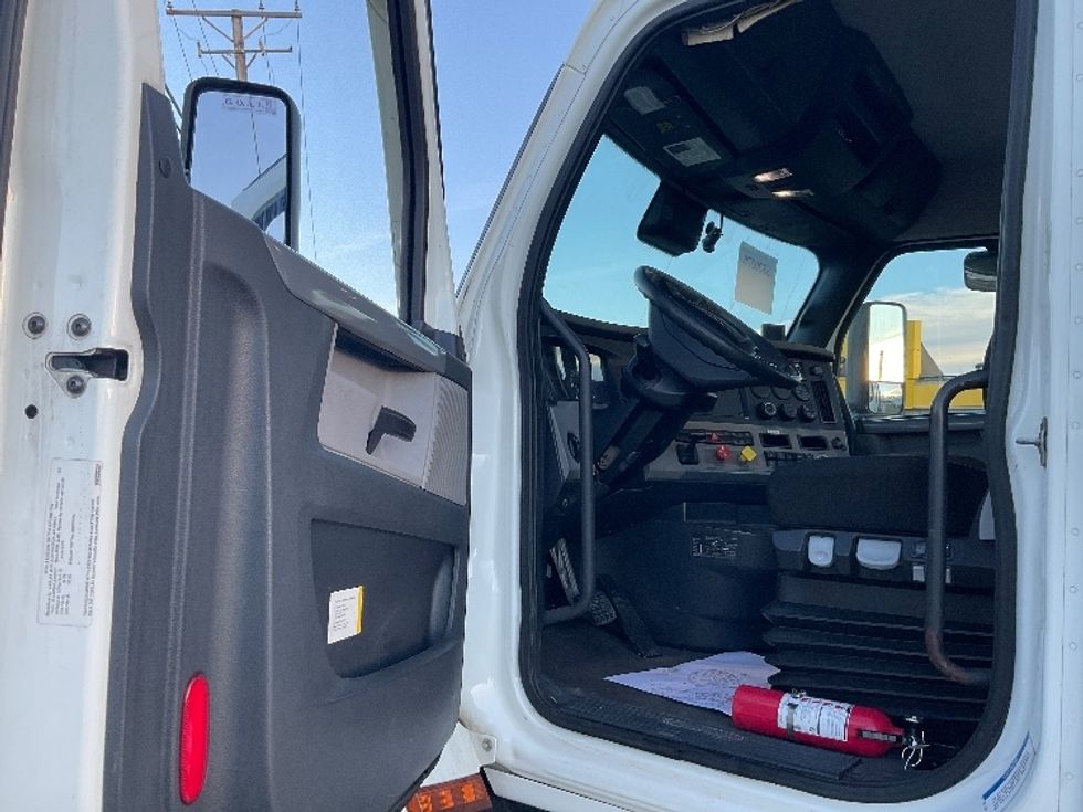 Day Cab Tractor-Heavy Duty Tractors-Freightliner-2020-T11664ST-East Chicago-IN-319,840\n\t\tmiles-$ 51,750 - Image 9