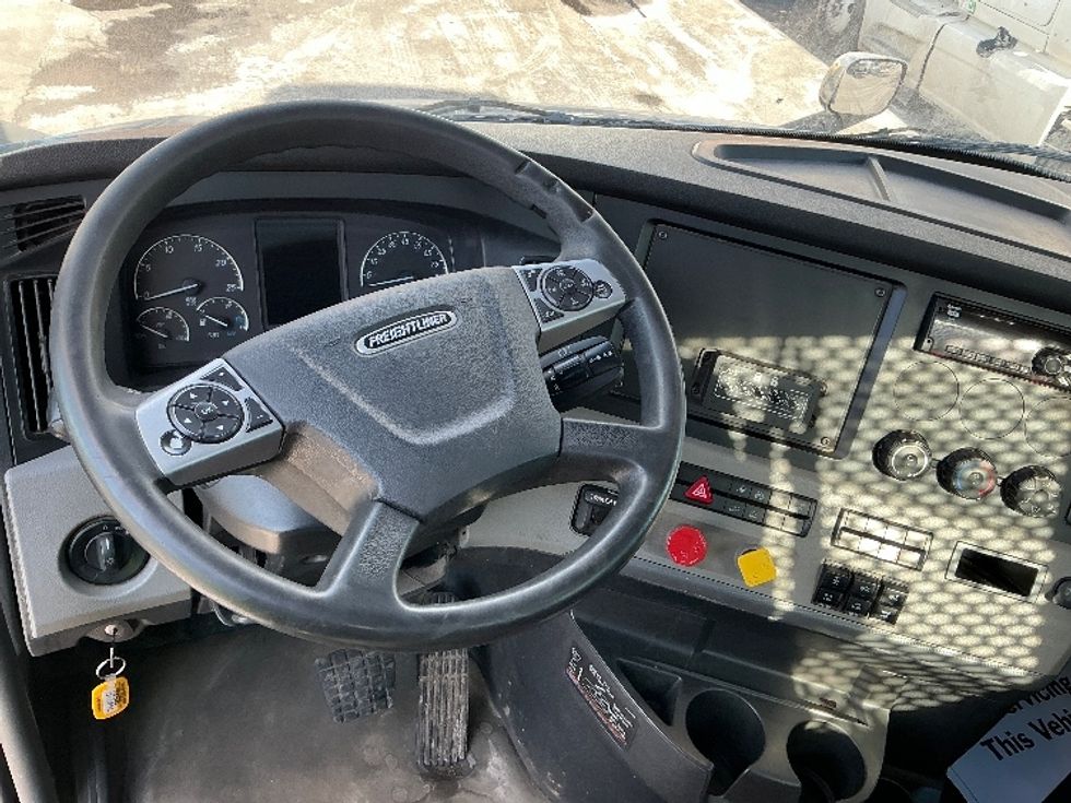 Day Cab Tractor-Heavy Duty Tractors-Freightliner-2020-T11664ST-East Chicago-IN-328,591\n\t\tmiles-$ 49,500 - Image 10