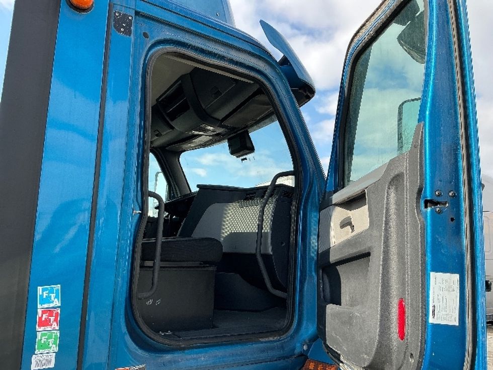 Day Cab Tractor-Heavy Duty Tractors-Freightliner-2020-T11664ST-East Chicago-IN-328,591\n\t\tmiles-$ 49,500 - Image 12