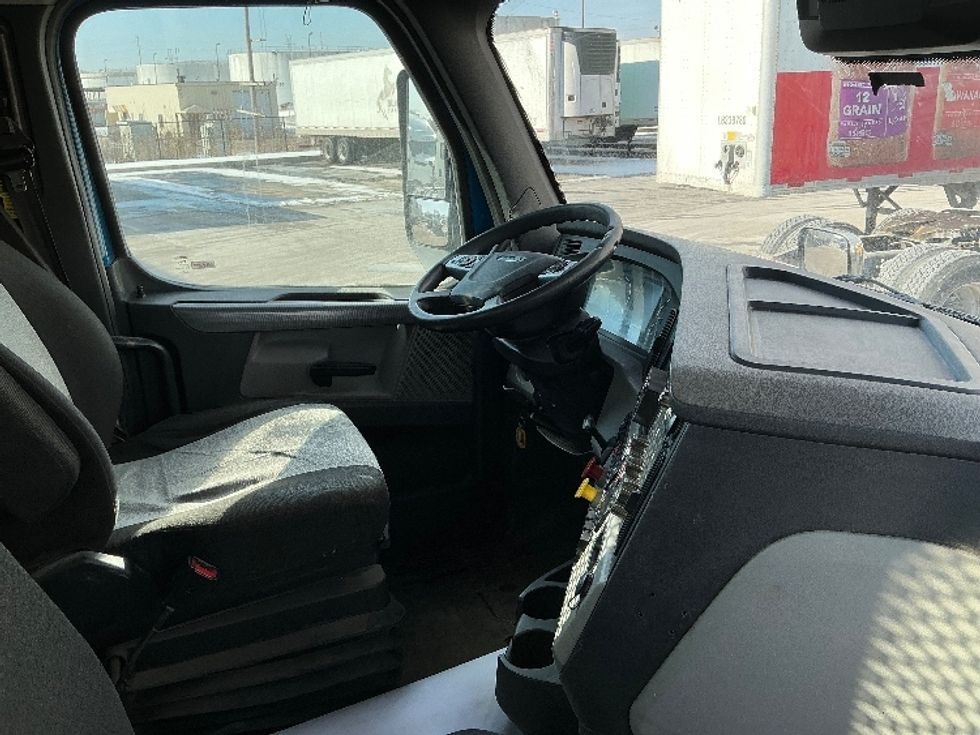Day Cab Tractor-Heavy Duty Tractors-Freightliner-2020-T11664ST-East Chicago-IN-328,591\n\t\tmiles-$ 49,500 - Image 14
