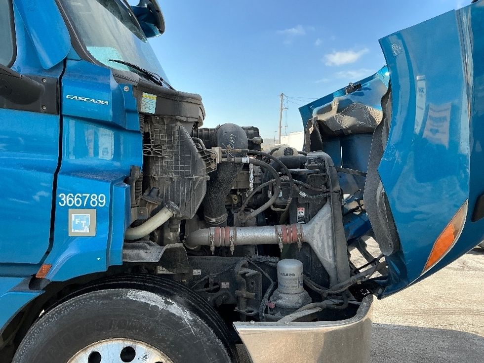 Day Cab Tractor-Heavy Duty Tractors-Freightliner-2020-T11664ST-East Chicago-IN-328,591\n\t\tmiles-$ 49,500 - Image 15