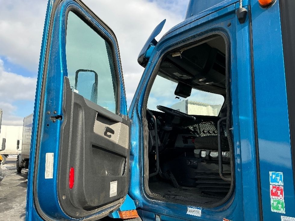 Day Cab Tractor-Heavy Duty Tractors-Freightliner-2020-T11664ST-East Chicago-IN-328,591\n\t\tmiles-$ 49,500 - Image 9