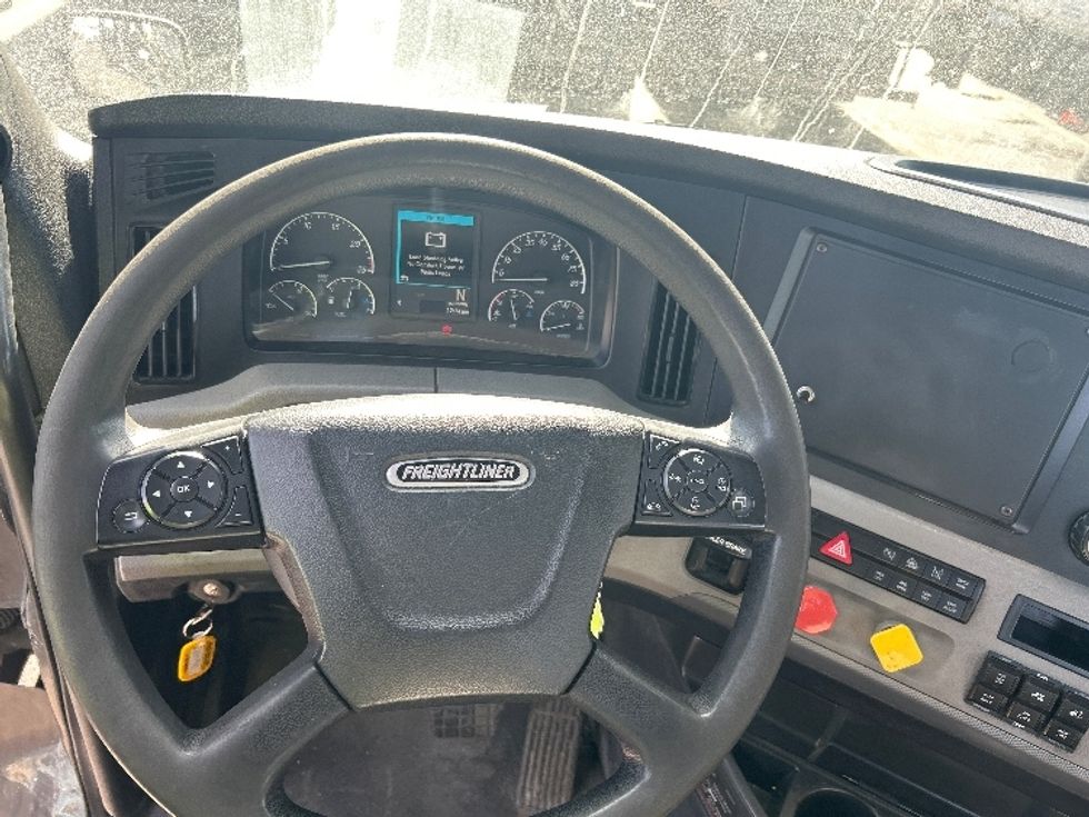 Day Cab Tractor-Heavy Duty Tractors-Freightliner-2020-T11664ST-East Chicago-IN-331,999\n\t\tmiles-$ 56,750 - Image 10