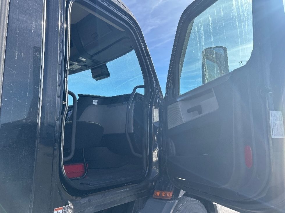 Day Cab Tractor-Heavy Duty Tractors-Freightliner-2020-T11664ST-East Chicago-IN-331,999\n\t\tmiles-$ 56,750 - Image 11
