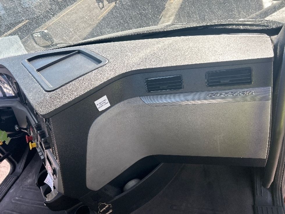 Day Cab Tractor-Heavy Duty Tractors-Freightliner-2020-T11664ST-East Chicago-IN-331,999\n\t\tmiles-$ 56,750 - Image 12