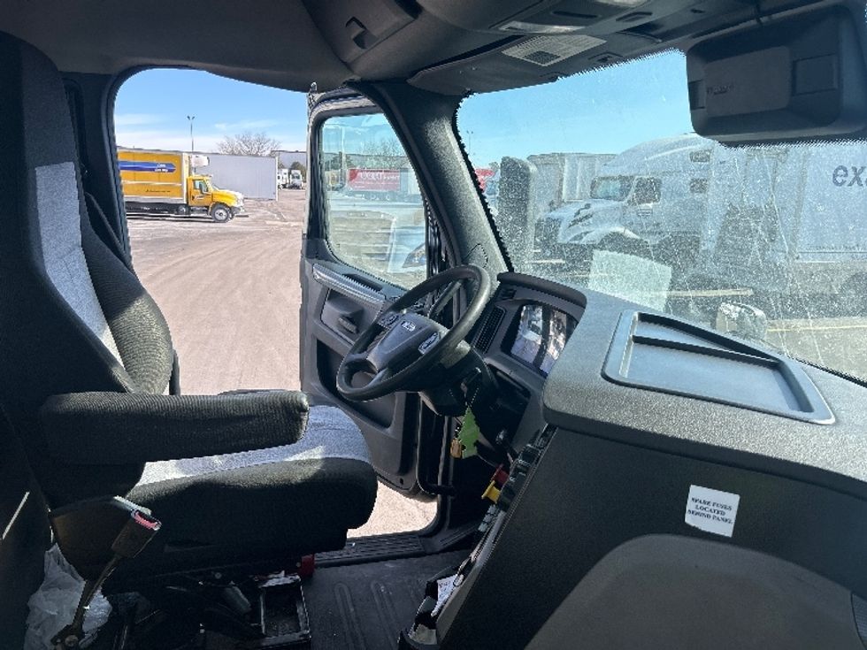 Day Cab Tractor-Heavy Duty Tractors-Freightliner-2020-T11664ST-East Chicago-IN-331,999\n\t\tmiles-$ 56,750 - Image 13