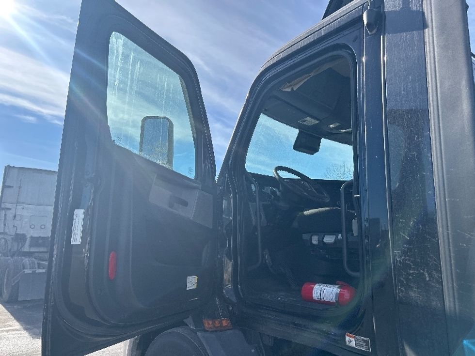 Day Cab Tractor-Heavy Duty Tractors-Freightliner-2020-T11664ST-East Chicago-IN-331,999\n\t\tmiles-$ 56,750 - Image 8