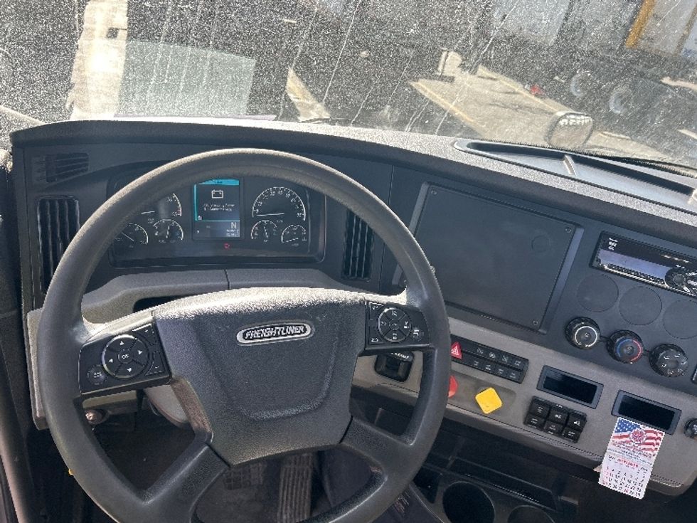 Day Cab Tractor-Heavy Duty Tractors-Freightliner-2020-T11664ST-East Chicago-IN-331,999\n\t\tmiles-$ 56,750 - Image 9
