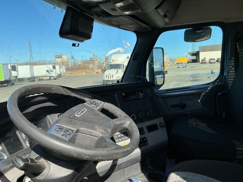 Day Cab Tractor-Heavy Duty Tractors-Freightliner-2020-T11664ST-East Chicago-IN-338,575\n\t\tmiles-$ 49,000 - Image 10