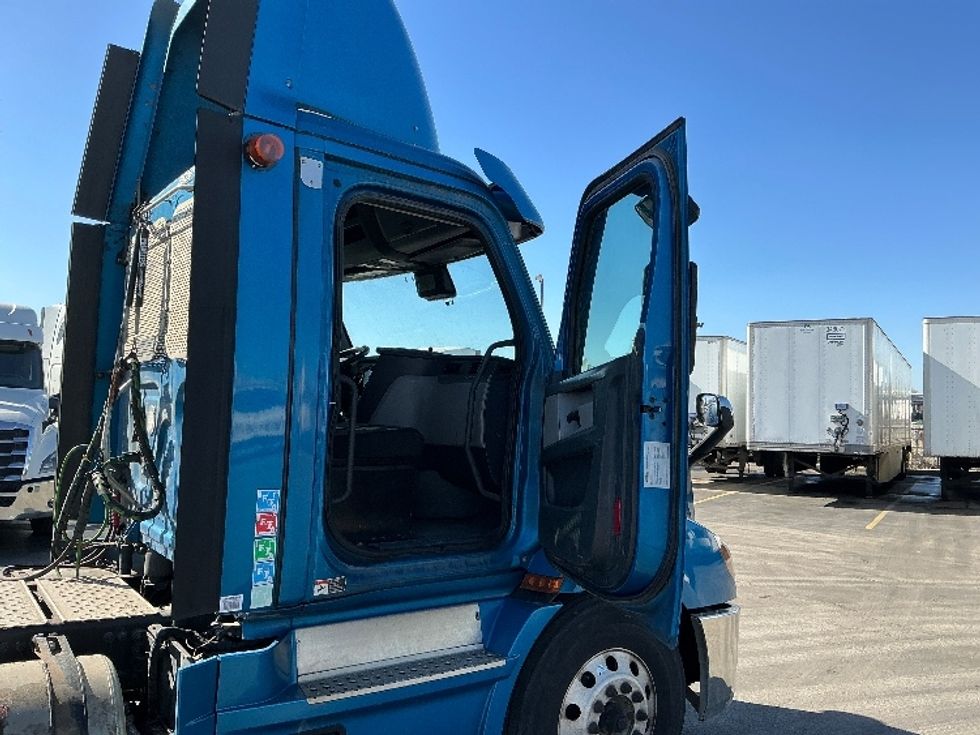 Day Cab Tractor-Heavy Duty Tractors-Freightliner-2020-T11664ST-East Chicago-IN-338,575\n\t\tmiles-$ 49,000 - Image 12