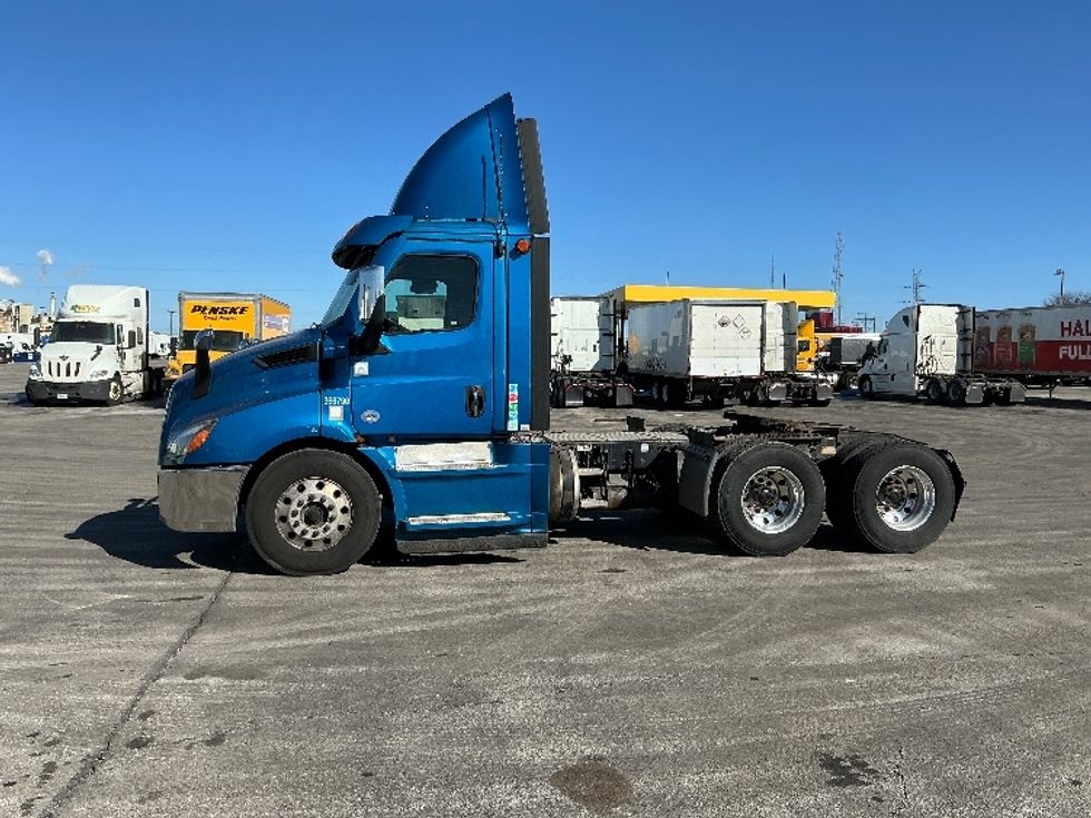 Day Cab Tractor-Heavy Duty Tractors-Freightliner-2020-T11664ST-East Chicago-IN-338,575\n\t\tmiles-$ 49,000 - Image 4